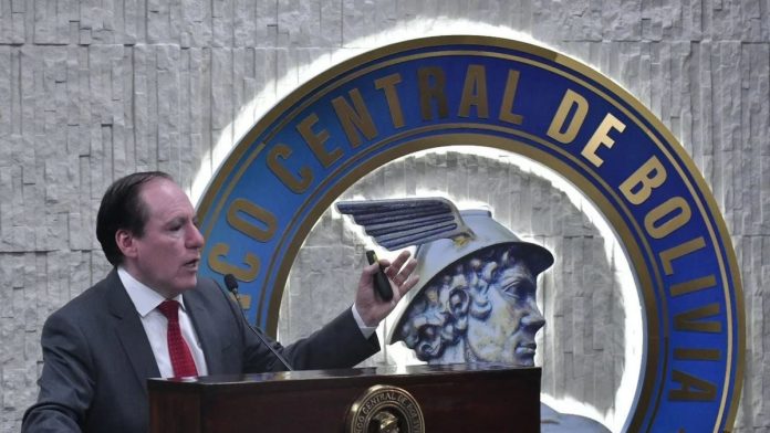 Bolivia devaluó su moneda al abandonar el tipo de cambio fijo del dolar