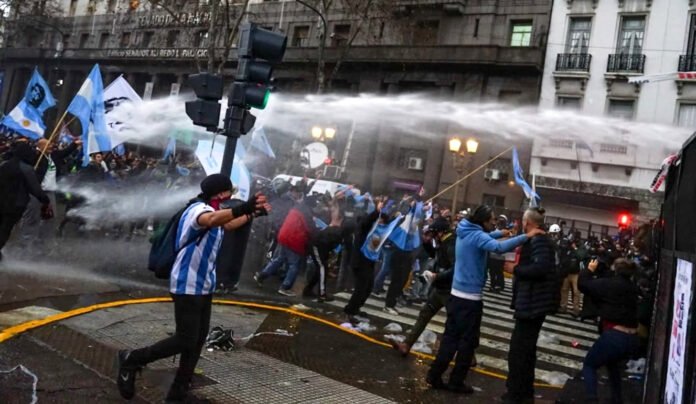 Los colores de la bandera argentina como trinchera opositora