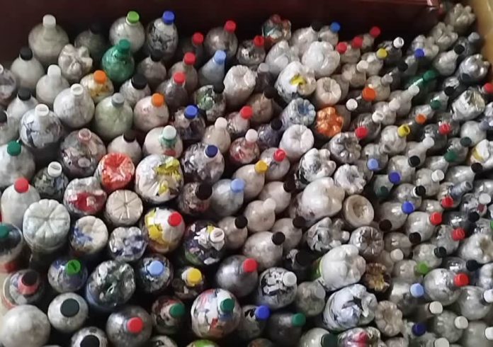 En 400 «botellas de amor», entregan 300 kilos de plástico