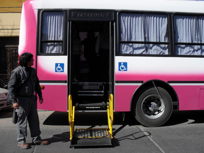 Omnibus en Salta con plataforma para discapacitados