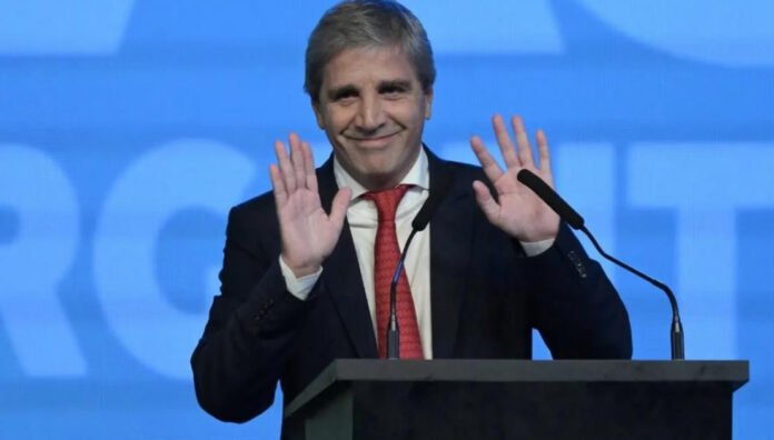 Caputo aumentó sus ahorros a $13 mil millones y el 95% está fuera del país