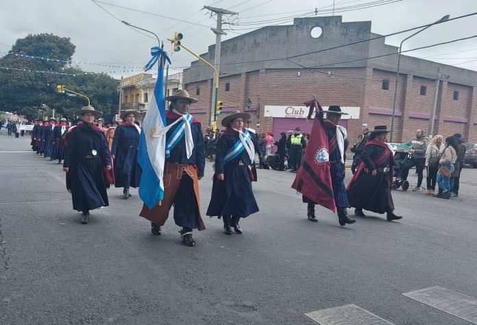 Desfile capitalino por la Revolución del 25 de Mayo