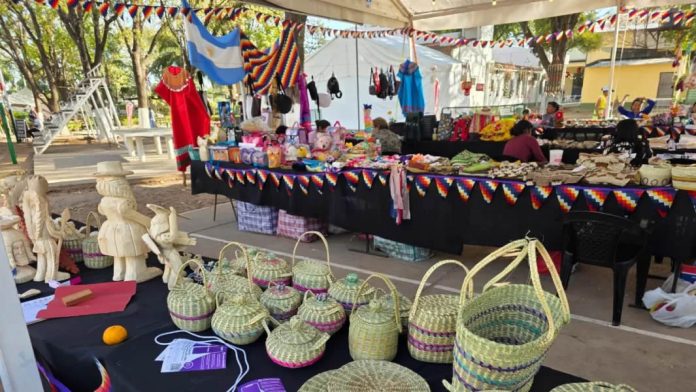 Artesanos indígenas muestran sus trabajos en una feria de Tartagal