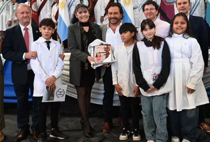 Entregan manuales y útiles escolares en la provincia de Salta