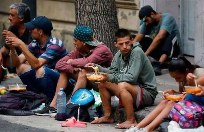 La pobreza cayó al 31,6% el primer semestre de 2025, según el INDEC