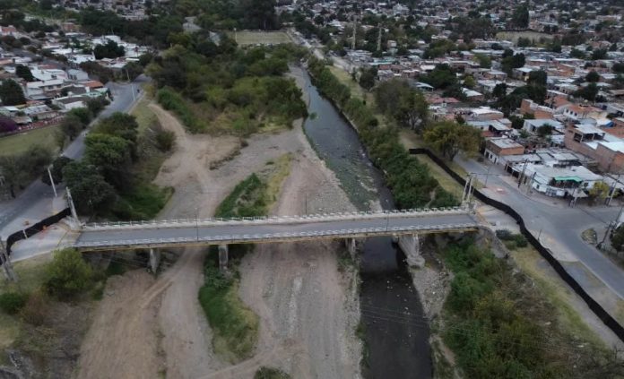 Demuelen el viejo puente de Santa Lucía para avanzar en la nueva estructura