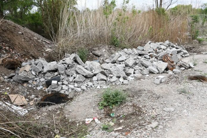 Advierten por residuos, escombros e inundaciones en el Río Arenales