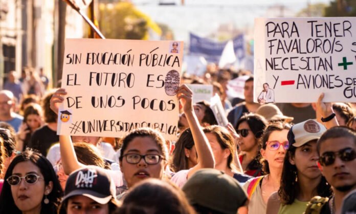 Quinta marcha federal contra el Gobierno por el presupuesto universitario Quinta marcha federal contra el Gobierno por el presupuesto universitario