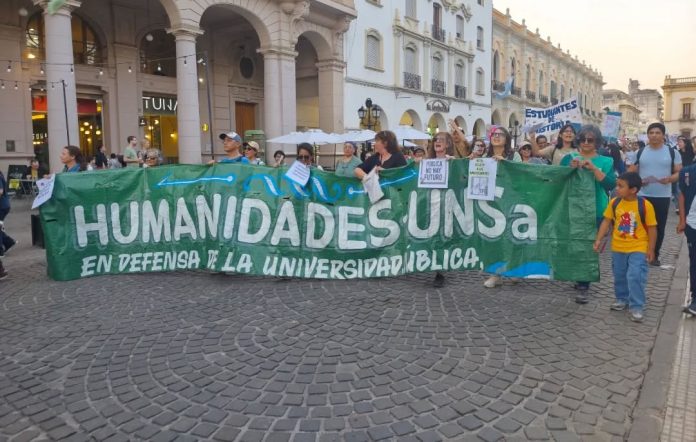 Marchan en Salta para que cumpla la Ley de Financiamiento Universitario