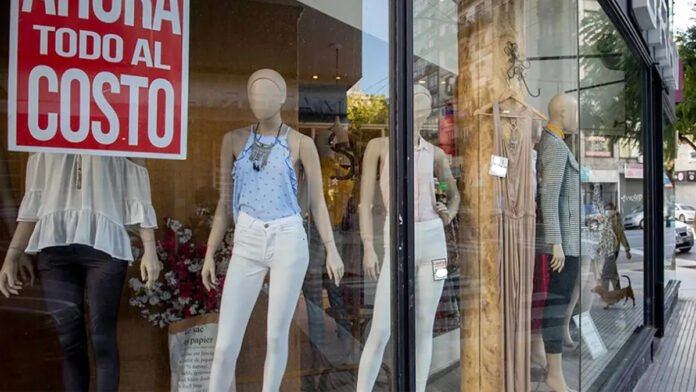 Las ventas en negocios minoristas volvieron a caer en agosto
